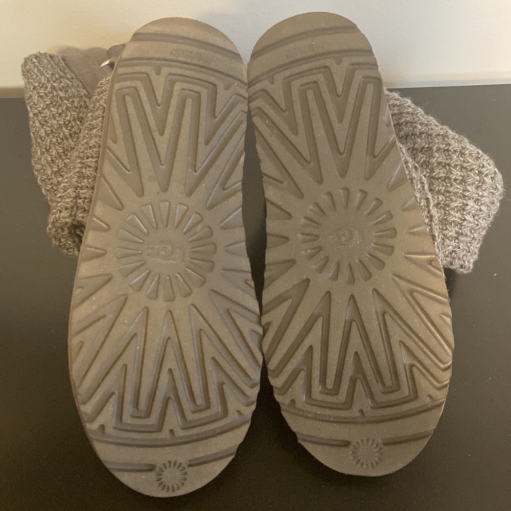 UGGS size 8 - Picture 5 of 5